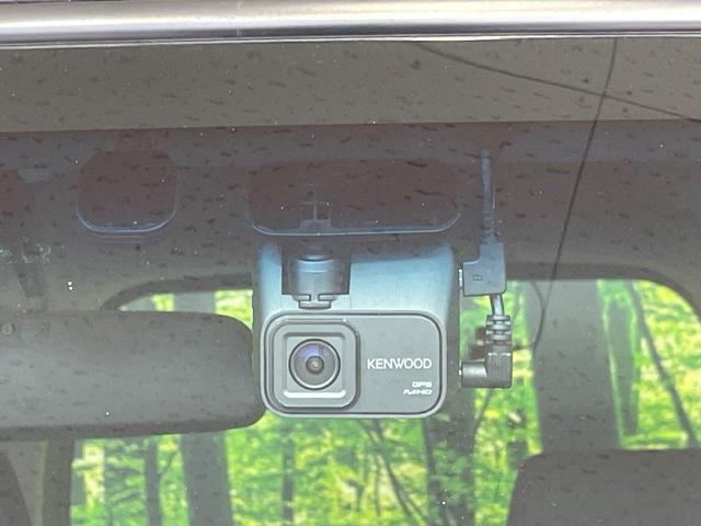 【ドライブレコーダー】安心・安全なカーライフに必須のドライブレコーダーを装備！走行中はもちろん、あおり運転や事故に遭遇した際の状況も映像で記録し、万一のリスクに備えます。