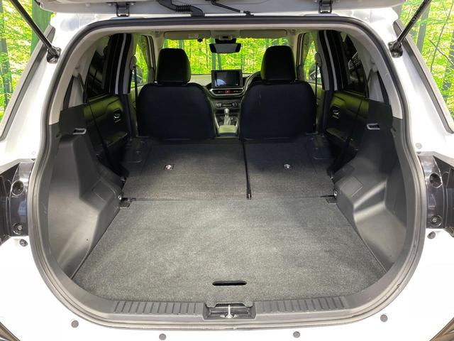 普段のお買い物や通勤、送迎等に十分な荷室スペースを確保しております。セカンドシートを倒すと、大きな荷物の積載も可能です♪