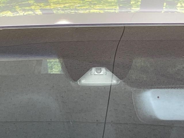 【ホンダセンシング】走行中に前方の車両等を認識し、衝突しそうな時は警報とブレーキで衝突回避と被害軽減をアシスト。より安全にドライブをお楽しみいただけます。