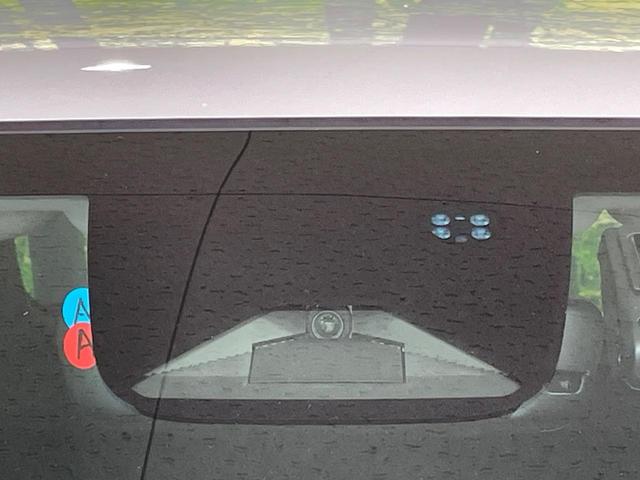 【ホンダセンシング】走行中に前方の車両等を認識し、衝突しそうな時は警報とブレーキで衝突回避と被害軽減をアシスト。より安全にドライブをお楽しみいただけます。