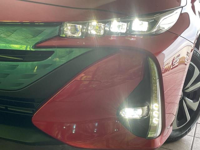 【ＬＥＤヘッドライト】悪天候や夜間走行時も良好な視界を確保し安心して運転できる高輝度ＬＥＤヘッドライトを装備！点灯速度が早く、消費電力も抑えられています。