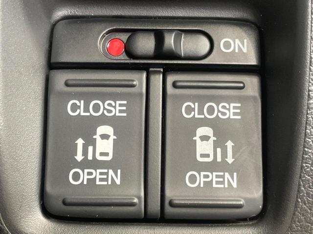 【両側パワースライドドア】スマートキーや運転席のスイッチで後席両側スライドドアの開閉が可能♪電動だから力を入れてドアを開ける必要が無く、小さなお子様でも簡単に開け閉めでき快適です♪