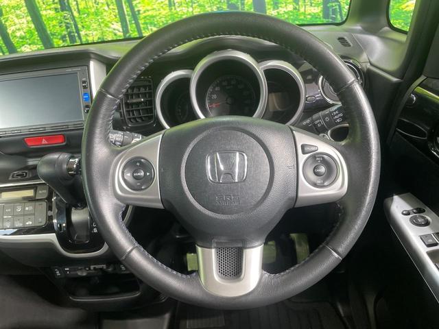 インテリアに合わせたデザインのステアリングは、運転される方のことも考え、運転しやすい形状、大きさです。是非一度、実際に触ってお確かめください。