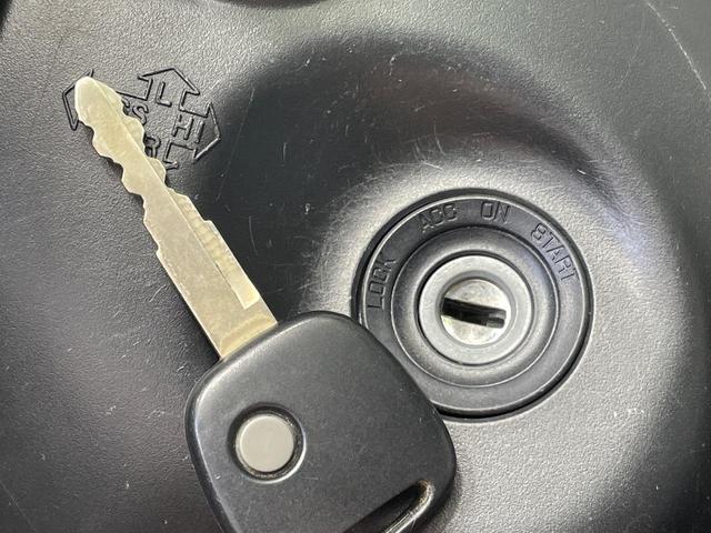 【キーレス】少し離れた場所からでもボタン一つでドアの開錠・施錠ができるのでとっても便利！ドアの鍵穴周りに傷をつけることもありません♪