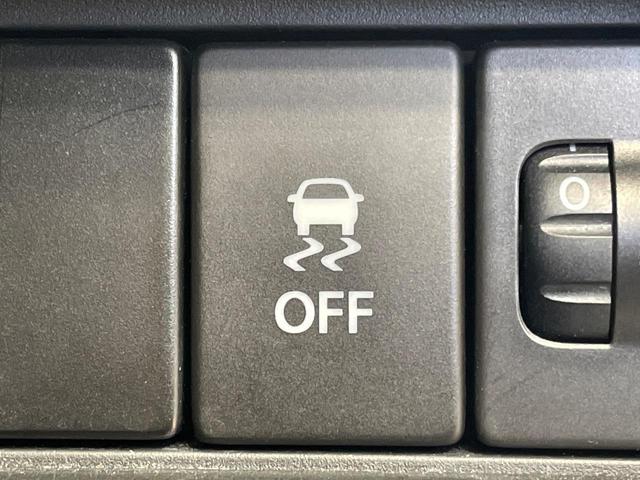 【横滑り防止装置】車両の横滑りを感知すると、自動的に車両の進行方向を保つように車両を制御します。雨の日など滑りやすい路面状況でも安全な運転が可能です。