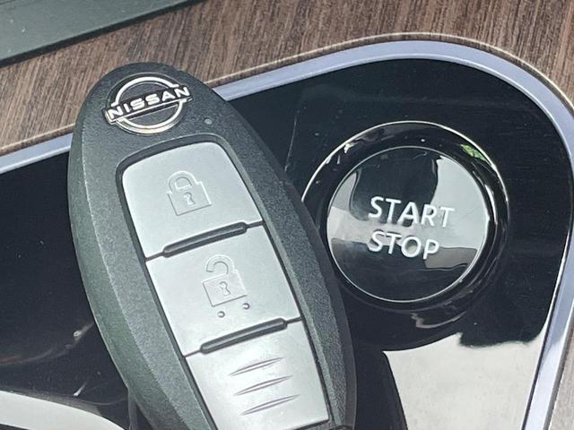 【インテリジェントキー】カバンやポケットに入れたままでもドアの施錠・解錠が可能なスマートキーを装備。エンジンのオン・オフ時もカギを取り出す必要が無いからとっても便利です♪