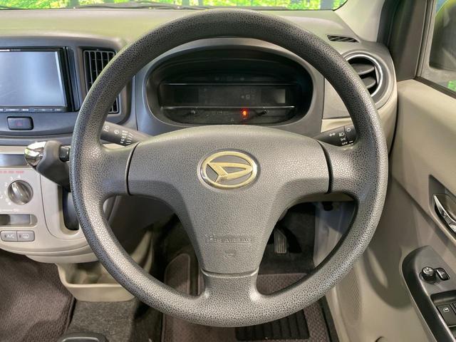 インテリアに合わせたデザインのステアリングは、運転される方のことも考え、運転しやすい形状、大きさです。是非一度、実際に触ってお確かめください。