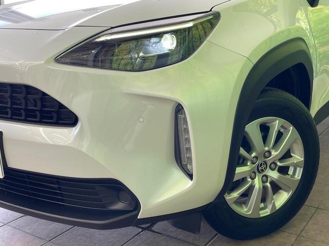 【ＬＥＤヘッドライト】悪天候や夜間走行時も良好な視界を確保し安心して運転できる高輝度ＬＥＤヘッドライトを装備！点灯速度が早く、消費電力も抑えられています。