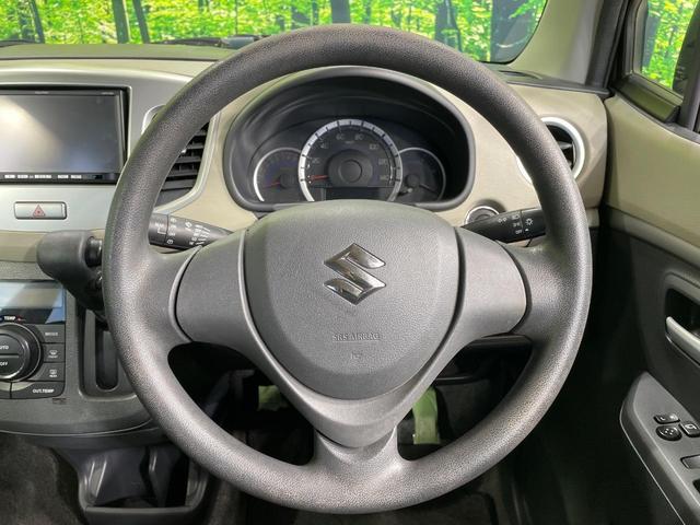 インテリアに合わせたデザインのステアリングは、運転される方のことも考え、運転しやすい形状、大きさです。是非一度、実際に触ってお確かめください。