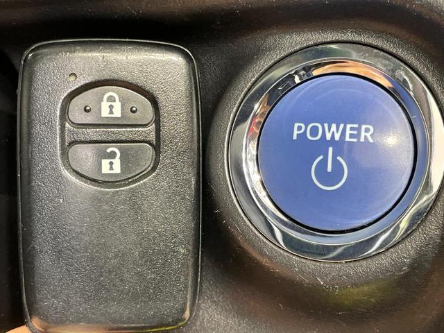 【スマートキー】カバンやポケットに入れたままでもドアの施錠・解錠が可能なスマートキーを装備。エンジンのオン・オフ時もカギを取り出す必要が無いからとっても便利です♪