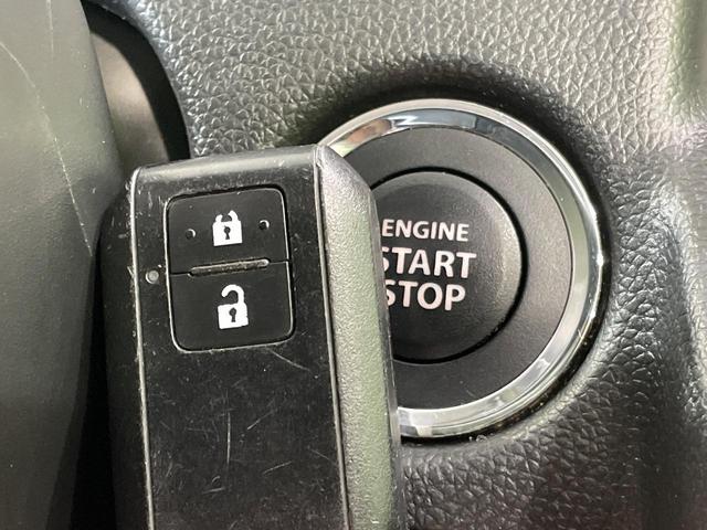 【キーレススタートシステム】カバンやポケットに入れたままでもドアの施錠・解錠が可能なスマートキーを装備。エンジンのオン・オフ時もカギを取り出す必要が無いからとっても便利です♪