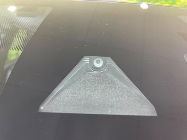 【トヨタセーフティセンス】走行中に前方の車両等を認識し、衝突しそうな時は警報とブレーキで衝突回避と被害軽減をアシスト。より安全にドライブをお楽しみいただけます。