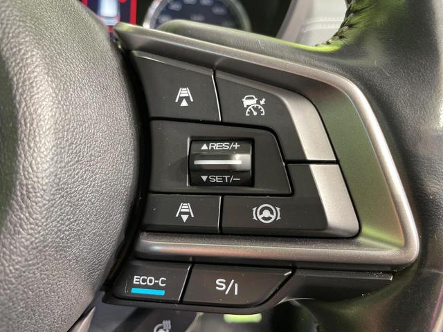 【全車速追従機能付クルーズコントロール】高速道路での長距離走行が楽に！！自動で速度を保つクルーズコントロールが、衝突軽減システムと連携し、前方の車両を感知して車間を保つように速度調節してくれます！！