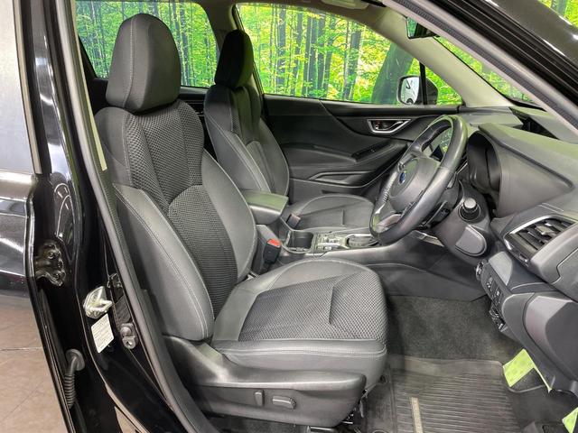 【ハーフレザーシート】高級感と座り心地を両立した人気のシート♪背面・座面のファブリック素材は、通気性の良さや滑りにくさに優れています。気温や服装に左右されず快適にお乗りいただけます。