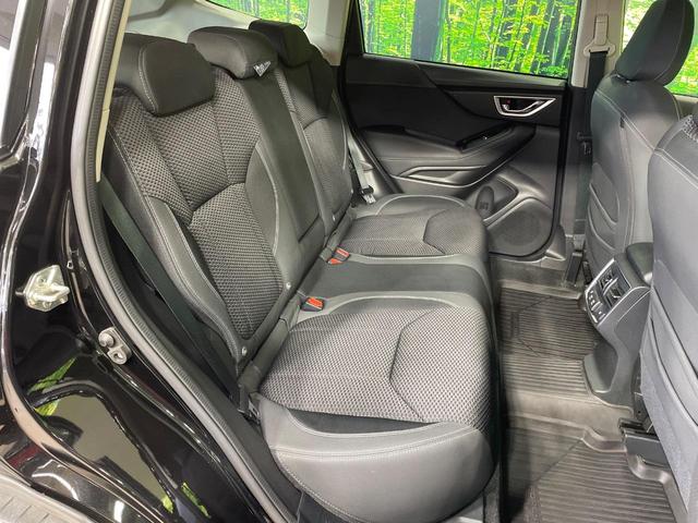 後部座席も気になるようなキズ・汚れやへたり等、大きなダメージはなく、良好な状態です。