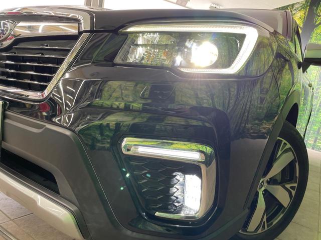 【ＬＥＤヘッドライト】悪天候や夜間走行時も良好な視界を確保し安心して運転できる高輝度ＬＥＤヘッドライトを装備！点灯速度が早く、消費電力も抑えられています。