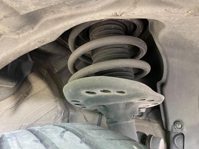 お車を安心してお乗りいただく為には、足回りの定期点検が欠かせません。サービスサポート（有償保証）では無料点検もご提供しており、安心のカーライフをお過ごしいただけるサポート体制が整っています。