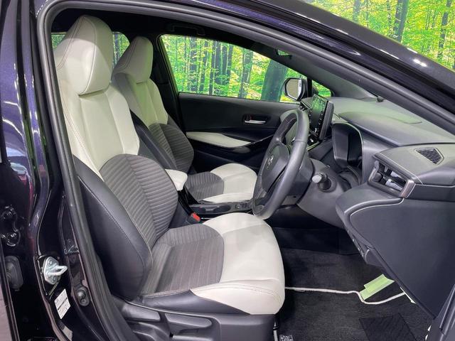 【ハーフレザーシート】高級感と座り心地を両立した人気のシート♪背面・座面のファブリック素材は、通気性の良さや滑りにくさに優れています。気温や服装に左右されず快適にお乗りいただけます。