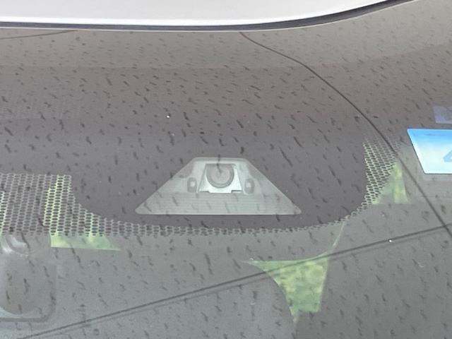 【ホンダセンシング】走行中に前方の車両等を認識し、衝突しそうな時は警報とブレーキで衝突回避と被害軽減をアシスト。より安全にドライブをお楽しみいただけます。