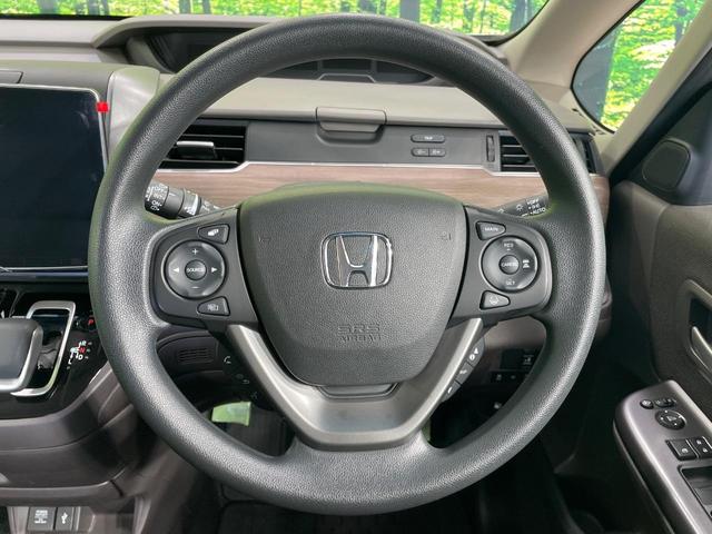 インテリアに合わせたデザインのステアリングは、運転される方のことも考え、運転しやすい形状、大きさです。是非一度、実際に触ってお確かめください。