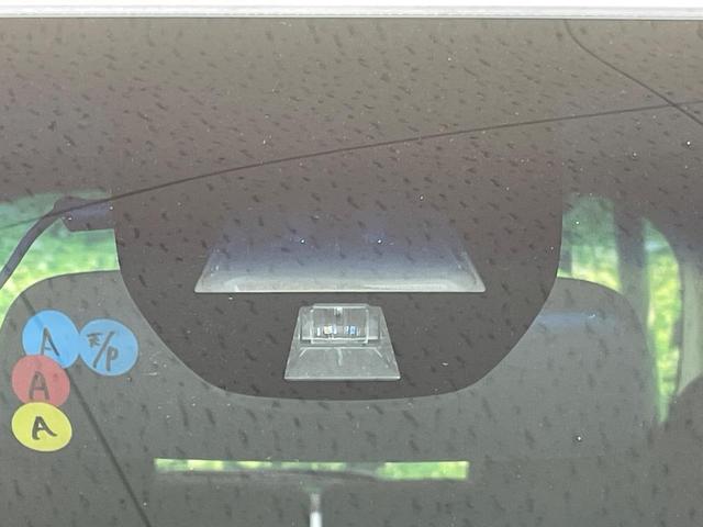 【ホンダセンシング】走行中に前方の車両等を認識し、衝突しそうな時は警報とブレーキで衝突回避と被害軽減をアシスト。より安全にドライブをお楽しみいただけます。