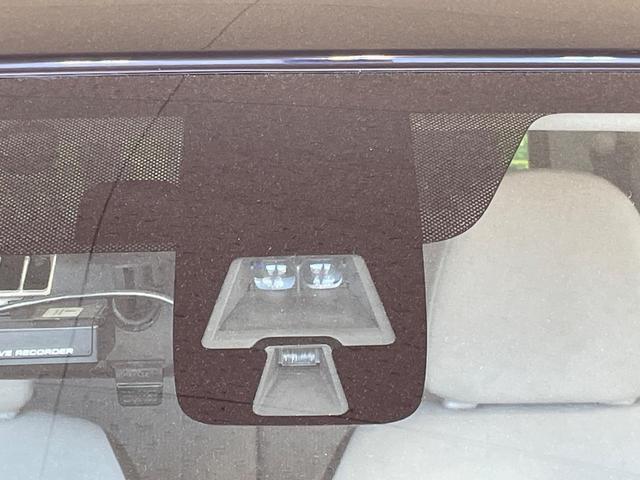 【エマージェンシーブレーキ】走行中に前方の車両等を認識し、衝突しそうな時は警報とブレーキで衝突回避と被害軽減をアシスト。より安全にドライブをお楽しみいただけます。