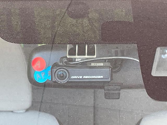 【ドライブレコーダー】安心・安全なカーライフに必須のドライブレコーダーを装備！走行中はもちろん、あおり運転や事故に遭遇した際の状況も映像で記録し、万一のリスクに備えます。