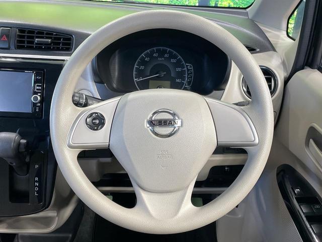 インテリアに合わせたデザインのステアリングは、運転される方のことも考え、運転しやすい形状、大きさです。是非一度、実際に触ってお確かめください。