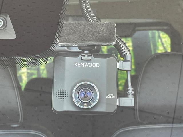 【ドライブレコーダー】安心・安全なカーライフに必須のドライブレコーダーを装備！走行中はもちろん、あおり運転や事故に遭遇した際の状況も映像で記録し、万一のリスクに備えます。