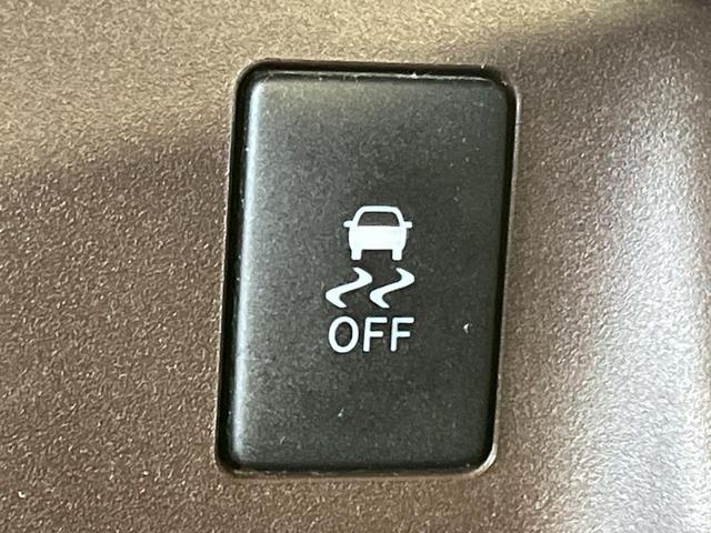 【横滑り防止装置】車両の横滑りを感知すると、自動的に車両の進行方向を保つように車両を制御します。雨の日など滑りやすい路面状況でも安全な運転が可能です。