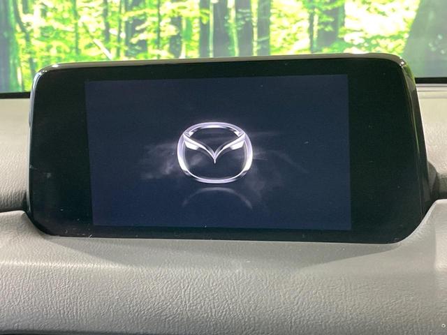 【マツダコネクト】車内の雰囲気にマッチした一体型タイプのディスプレイ。各種車輌設定やＢｌｕｅｔｏｏｔｈ再生等、様々な機能が楽しめます。専用ＳＤカードのご購入で、ナビ機能も使用出来ます。