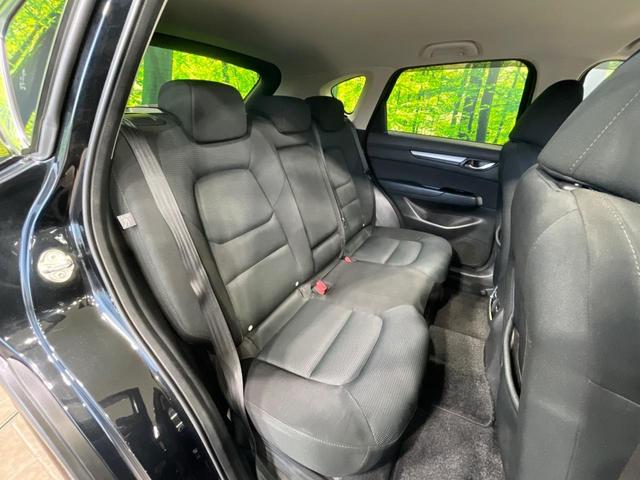 後部座席も気になるようなキズ・汚れやへたり等、大きなダメージはなく、良好な状態です。