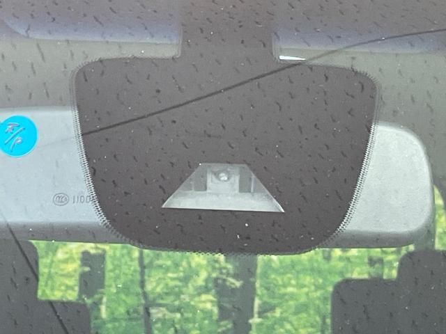 【エマージェンシーブレーキ】走行中に前方の車両等を認識し、衝突しそうな時は警報とブレーキで衝突回避と被害軽減をアシスト。より安全にドライブをお楽しみいただけます。