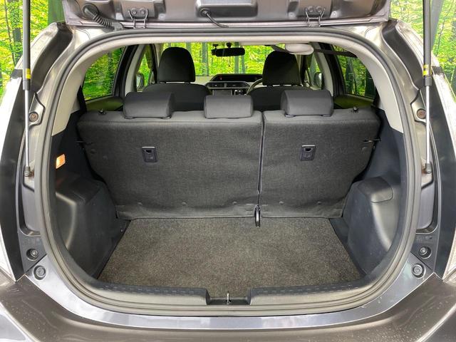 普段のお買い物や通勤、送迎等に十分な荷室スペースを確保しております。セカンドシートを倒すと、大きな荷物の積載も可能です♪
