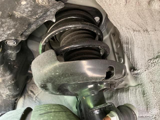 お車を安心してお乗りいただく為には、足回りの定期点検が欠かせません。サービスサポート（有償保証）では無料点検もご提供しており、安心のカーライフをお過ごしいただけるサポート体制が整っています。