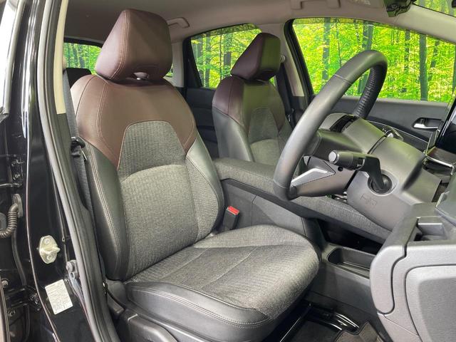 【ハーフレザーシート】高級感と座り心地を両立した人気のシート♪背面・座面のファブリック素材は、通気性の良さや滑りにくさに優れています。気温や服装に左右されず快適にお乗りいただけます。