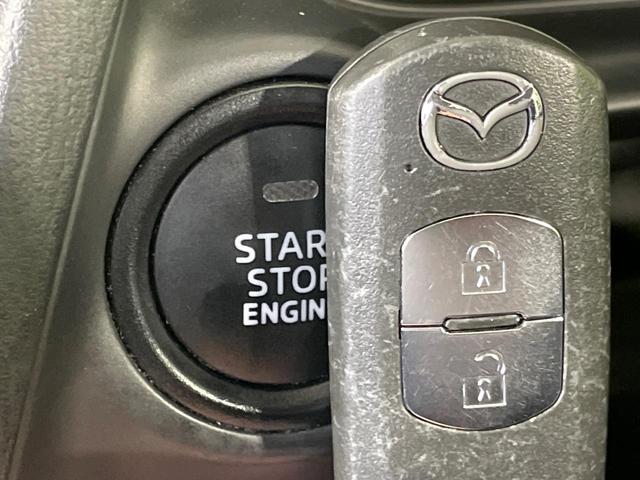 【アドバンストキー】カバンやポケットに入れたままでもドアの施錠・解錠が可能なスマートキーを装備。エンジンのオン・オフ時もカギを取り出す必要が無いからとっても便利です♪