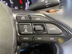 【レーダークルーズコントロール】高速道路での長距離走行が楽に！！自動で速度を保つクルーズコントロールが、衝突軽減システムと連携し、前方の車両を感知して車間を保つように速度調節してくれます！！ 6