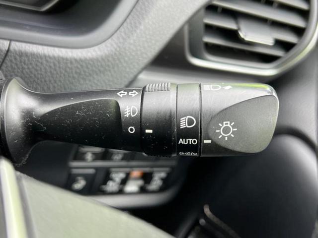 エスクァイア 4WD Giプレミアムパッケージブラックテーラード 保証書/社外 9インチ SDナビ/フリップダウンモニター 社外 10.1インチ/衝突安全装置/両側電動スライドドア/シートヒーター 前席/車線逸脱防止支援システム/シート ハーフレザー 後席モニター(17枚目)