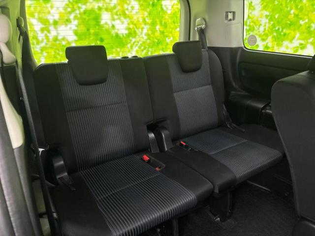 ヴォクシー ４ＷＤ　ＺＳ　保証書／社外　ＳＤナビ／両側電動スライドドア／ヘッドランプ　ＬＥＤ／ＥＴＣ／ＥＢＤ付ＡＢＳ／横滑り防止装置／アイドリングストップ／フルセグＴＶ／エアバッグ　運転席／エアバッグ　助手席　ワンオーナー（6枚目）