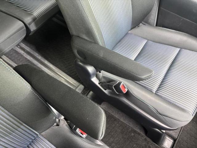 ヴォクシー ４ＷＤ　ＺＳ　保証書／社外　ＳＤナビ／両側電動スライドドア／ヘッドランプ　ＬＥＤ／ＥＴＣ／ＥＢＤ付ＡＢＳ／横滑り防止装置／アイドリングストップ／フルセグＴＶ／エアバッグ　運転席／エアバッグ　助手席　ワンオーナー（41枚目）