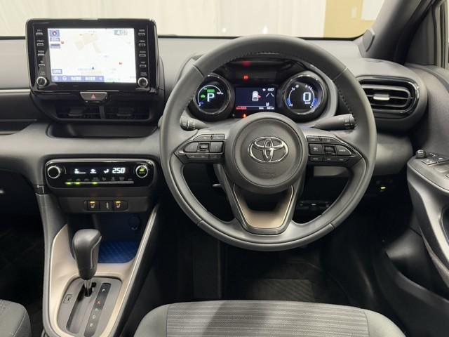 ヤリス ハイブリッドＺ　ＰＣＳ　整備記録簿　ＡＷ　Ｂカメラ　アイドリングストップ車　ドラレコ付　ナビ付　ＬＥＤランプ　スマキー　ＥＴＣ付き　メディアプレイヤー接続　ＶＳＣ　パワステ　１オナ車　クルコン　カーテンエアバック（4枚目）