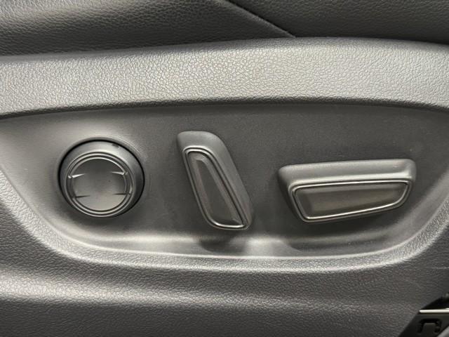 カローラクロス ハイブリッド　Ｚ　衝突軽減Ｂ　スマキ－　ワンオーナ　半レザー　Ｂモニター　アクティブクルーズコントロール　メモリナビ　アイドリングストップ　イモビ　ＬＥＤ　ＡＣ　運転席Ｐシート　メディアプレイヤー接続　キーレス　アルミ（14枚目）