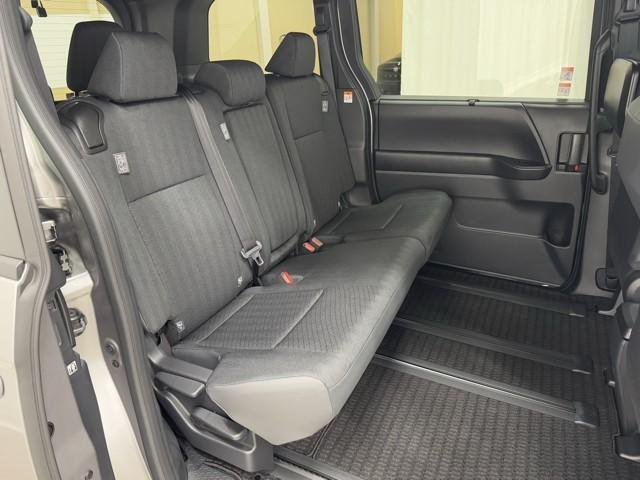 ノア ハイブリッドS-G 両電動ドア 衝突回避ブレーキ ダブルエアコン 100V イモビ クルコン バックガイドモニター 横滑り防止装置 LEDヘッドライト ドライブレコーダー キーレス スマートキー 3列シート DVD再生(16枚目)