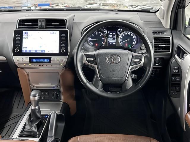 ランドクルーザープラド TX Lパッケージ 70thアニバーサリーリミテッド パートタイム4WD メディアプレイヤー接続 LEDランプ Bカメラ サンル-フ 記録簿 3列シート メモリーナビ オートエアコン 革シート スマートキー ドラレコ 寒冷地 ナビ&TV ETC キーレス(4枚目)