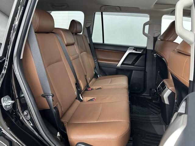 ランドクルーザープラド TX Lパッケージ 70thアニバーサリーリミテッド パートタイム4WD メディアプレイヤー接続 LEDランプ Bカメラ サンル-フ 記録簿 3列シート メモリーナビ オートエアコン 革シート スマートキー ドラレコ 寒冷地 ナビ&TV ETC キーレス(18枚目)