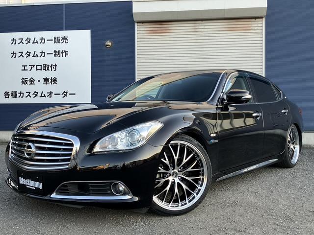 シーマ ハイブリッド　ＶＩＰ　１年保証／黒革／ＳＲ／車高調ｋｉｔ／社外ホイール／新品アルミホイール＆新品タイヤ／柿本マフラー／純正ナビ／ＣＤ／ＤＶＤ再生／地デジ／Ｂｌｕｅｔｏｏｔｈ／バックモニター／ＥＴＣ／レーダークルーズ（3枚目）