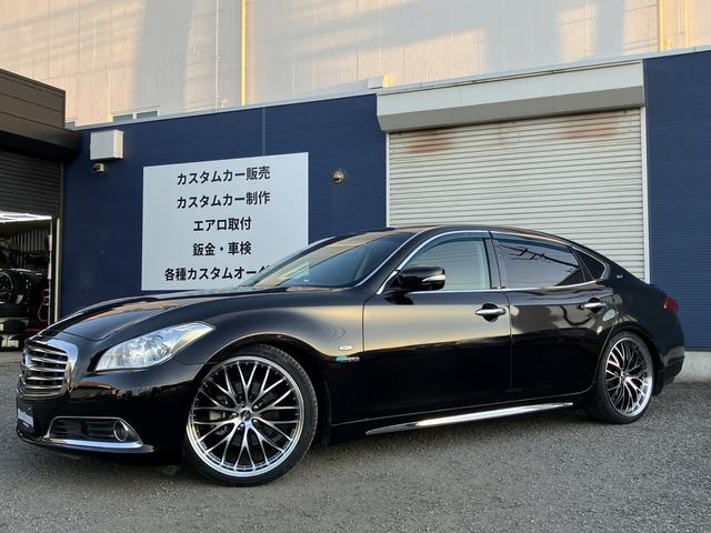 シーマ ハイブリッド　ＶＩＰ　１年保証／黒革／ＳＲ／車高調ｋｉｔ／社外ホイール／新品アルミホイール＆新品タイヤ／柿本マフラー／純正ナビ／ＣＤ／ＤＶＤ再生／地デジ／Ｂｌｕｅｔｏｏｔｈ／バックモニター／ＥＴＣ／レーダークルーズ（4枚目）