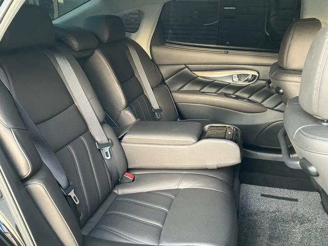 シーマ ハイブリッド　ＶＩＰ　１年保証／黒革／ＳＲ／車高調ｋｉｔ／社外ホイール／新品アルミホイール＆新品タイヤ／柿本マフラー／純正ナビ／ＣＤ／ＤＶＤ再生／地デジ／Ｂｌｕｅｔｏｏｔｈ／バックモニター／ＥＴＣ／レーダークルーズ（18枚目）