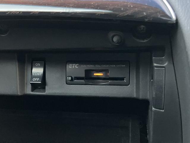 シーマ ハイブリッド　ＶＩＰ　１年保証／黒革／ＳＲ／車高調ｋｉｔ／社外ホイール／新品アルミホイール＆新品タイヤ／柿本マフラー／純正ナビ／ＣＤ／ＤＶＤ再生／地デジ／Ｂｌｕｅｔｏｏｔｈ／バックモニター／ＥＴＣ／レーダークルーズ（25枚目）